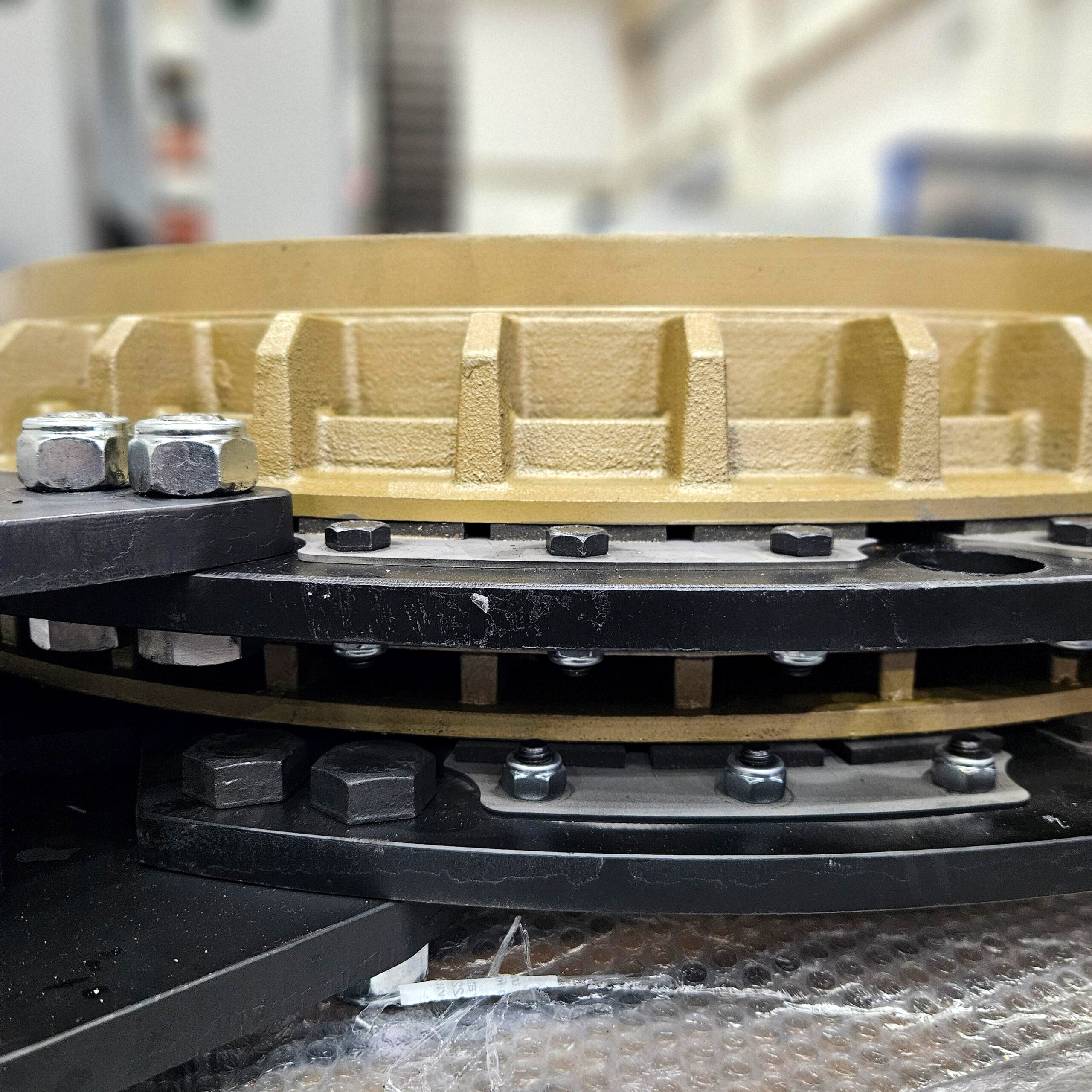 Side view of the HC3900 clutch unit. The clutch is gold, and the underneath is black. This image shows the layers of the unit. 