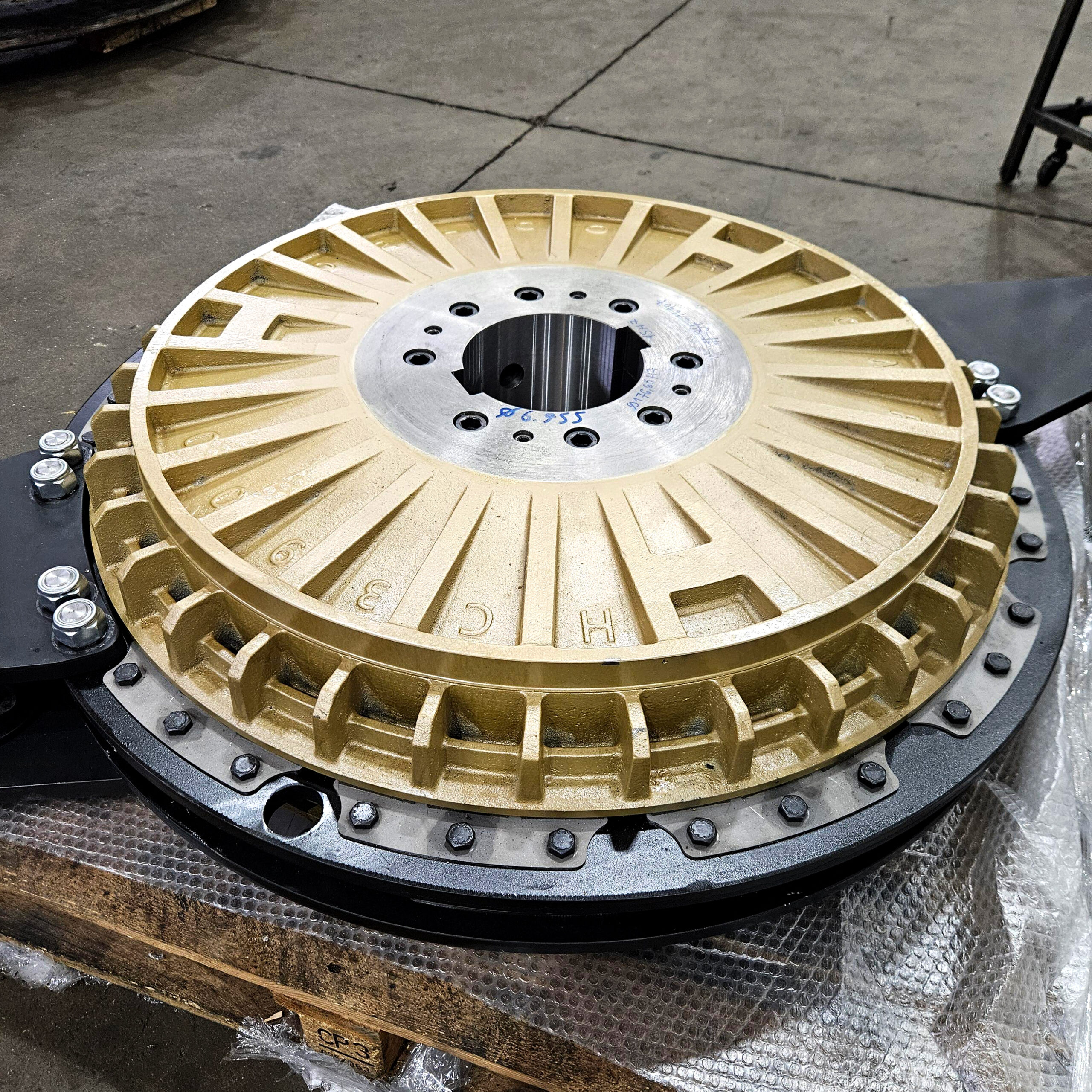 Angled top view of the HC3900 clutch unit. The clutch is gold, and the underneath is black. 